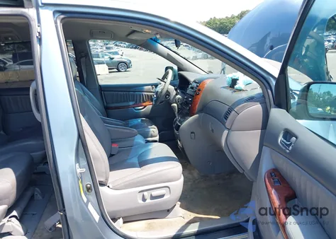 2005 Toyota Sienna Xle z USA, uszkodzony, nr VIN 5TDBA22C05S044853